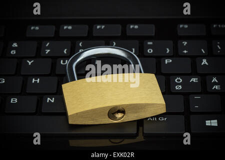 Close-up di un lucchetto chiuso sulla tastiera di un computer. Foto di concetto di tecnologia, Internet e la sicurezza del computer. Foto Stock