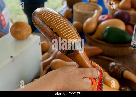 Guiro, Latin American strumento a percussione costituito da una zucca Foto Stock