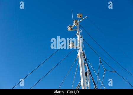 Il montante del grande nave bianca ormeggiata in porto. Porto di Jastarnia, Polonia. Foto Stock