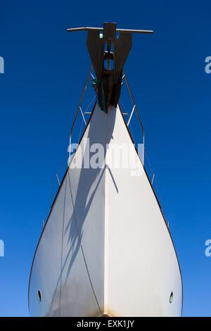 Parte della grande nave bianca ormeggiata in porto. Porto di Jastarnia, Polonia. Foto Stock