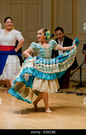 Giovane femmina folk peruviana (Marinera Norteña) ballerina Foto Stock