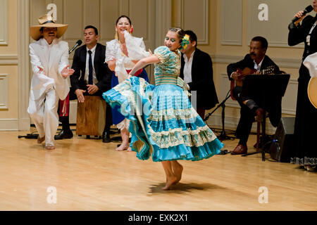 Giovane femmina folk peruviana (Marinera Norteña) ballerina Foto Stock