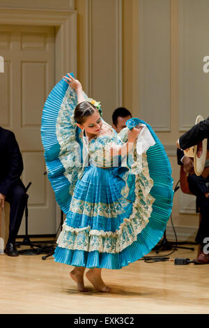 Giovane femmina folk peruviana (Marinera Norteña) ballerina Foto Stock