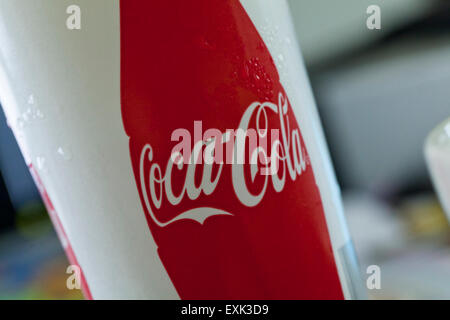 Bicchiere di carta con bottiglia di Coca Cola illustrazione - USA Foto Stock