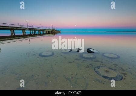 Bellissimo pontile in legno sul Mar Baltico a riva. Il molo di legno in Jastarnia sulla penisola di Hel. Foto Stock