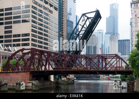 Il Kinzie Street ponte ferroviario attraverso il ramo nord del fiume Chicago è ora bloccato in modo permanente aperta. Foto Stock