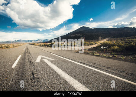 Ampio angolo di immagine di guida su una strada vuota attraverso il bellissimo paesaggio a giornata di sole. Concept vision per il movimento in avanti Foto Stock