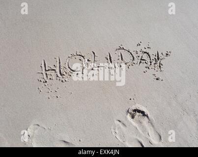 Iscrizione sulla spiaggia di sabbia. Riva del mare vicino con l'iscrizione. Holiday Foto Stock