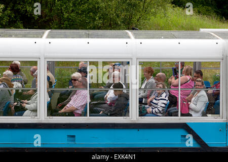 Viaggio turistico barca su Union Canal sopra il Falkirk Wheel Falkirk, Stirling Foto Stock