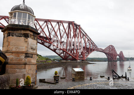 North Queensferry torre faro accanto il Forth Bridge, North Queensferry, Fife Foto Stock