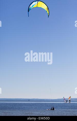 Kitesurfer nuotare nel mare. Bella estate foto di kitesurfer di nuotare sulla superficie del mare Foto Stock