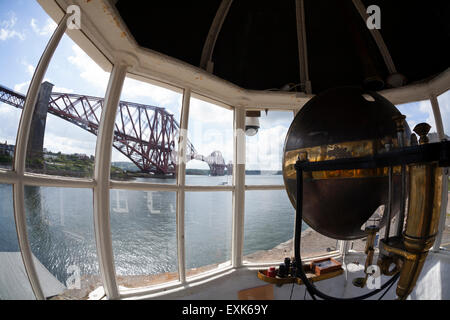 All'interno del North Queensferry torre faro con il Forth Bridge in background, North Queensferry, Fife Foto Stock
