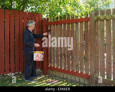 Senior Citizen pittura giardino recinto esterno Foto Stock