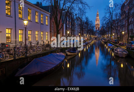 Uno dei più belli canali di Amsterdam durante le ore di colore blu con il west tower in background. Foto Stock