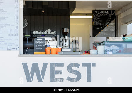 West Beach Bakery su Porthmeor Beach, St Ives, Cornwall, Regno Unito serve bevande e snack e pasti leggeri. Foto Stock