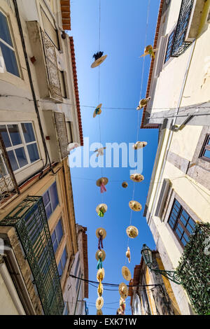 Per le strade delle città decorate con cappelli di paglia, ampio angolo Foto Stock