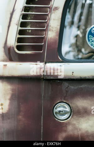 Dettaglio dell'estremità posteriore di un bel vecchio furgone VW. Patricia Street, il centro cittadino di Jasper, Alberta, Canada. Foto Stock