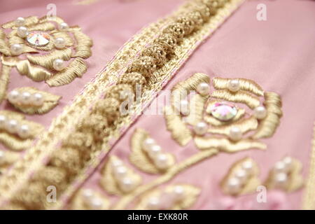 Squisito ricamo a mano su un caffè marocchino di artigiani Fez Foto Stock