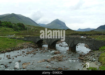 Sligachan bridge e le montagne Cuillin, Nothern Ebridi Interne, Isola di Skye in Scozia UK Europa Foto Stock