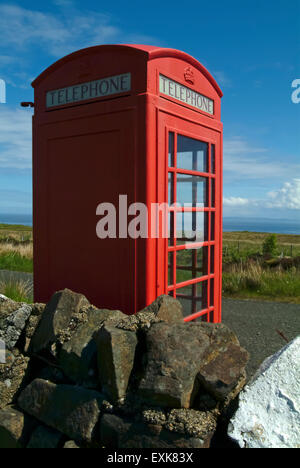 Cabina telefonica nel paese, isola di Skye in Scozia, Regno Unito, Europa Foto Stock