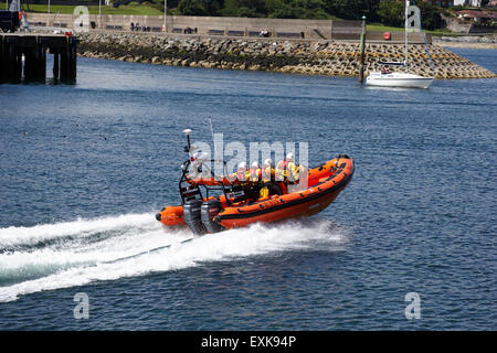 Costiera RNLI scialuppa di salvataggio Jessie Hillyard risponde alla chiamata del porto di Bangor county down Irlanda del Nord Regno Unito Foto Stock