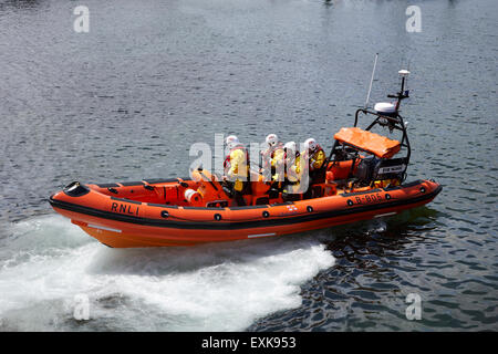 Costiera RNLI scialuppa di salvataggio Jessie Hillyard lanciando Bangor county down Irlanda del Nord Regno Unito Foto Stock