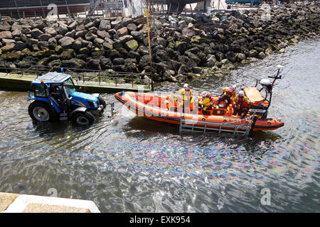 Costiera RNLI scialuppa di salvataggio Jessie Hillyard lanciando Bangor county down Irlanda del Nord Regno Unito Foto Stock