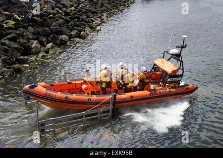 Costiera RNLI scialuppa di salvataggio Jessie Hillyard lanciando Bangor county down Irlanda del Nord Regno Unito Foto Stock