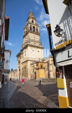 CORDOBA, Spagna - 26 Maggio 2015: la torre della cattedrale e delle pareti. Foto Stock