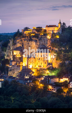 Twilight vista sulla città medievale di Rocamadour, lotto reparto, midi-Pyrenees, Francia Foto Stock