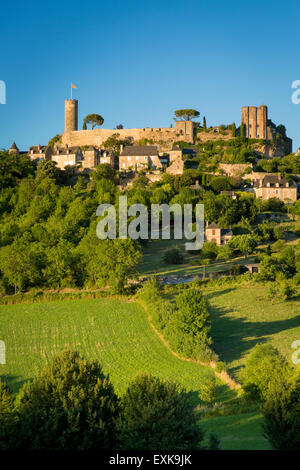 Sera La luce solare sulla città medievale di Turenne, Limousin, correze, Francia Foto Stock