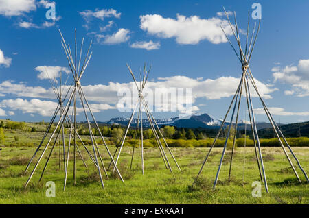 Tepee telai che denota e memorializing il Nez Perce camp a foro grande National Battlefield Montana Foto Stock