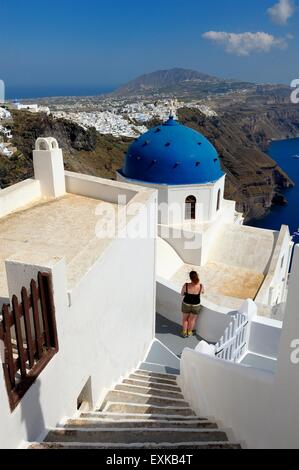 Una cupola blu chiesa in Imerovigli Santorini Grecia Foto Stock