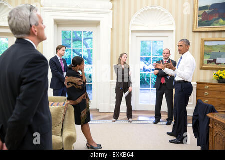 Washington, DC, Stati Uniti d'America. 14 Luglio, 2015. Stati Uniti Il presidente Barack Obama discute l'Iran nucleare, accordo con da sinistra, Capo del Personale Denis McDonough, Jeffrey Prescott, Senior Director per l'Iran, Iraq, Siria, e gli Stati del Golfo, National Security Advisor Susan E. Riso, Avril Haines, Vice National Security Advisor la lotta contro il terrorismo e Ben Rhodes, Vice National Security Advisor strategico per le comunicazioni, nell'Ufficio Ovale della Casa Bianca Luglio 13, 2015 a Washington, DC. Foto Stock