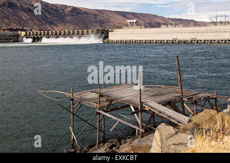 Nativi americani piattaforma di pesca, John giorno diga sul fiume Columbia. Foto Stock