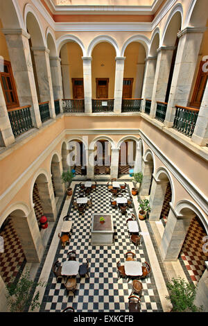 All'interno dell'imponente Municipio di Ermoupolis in piazza Miaoulis, Syros Island, Cicladi Mar Egeo, Grecia. Foto Stock