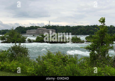 Rapids sopra le Cascate Ferro di Cavallo Canadesi. Niagara Falls, New York, Stati Uniti d'America. Il lontano edificio è una aspirazione di acqua per una a valle hyd Foto Stock