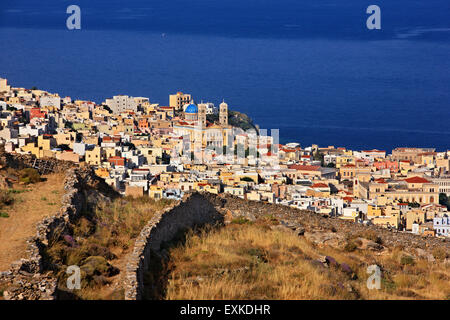 Vista parziale di Ermoupolis dal villaggio Alithini, Syros Island, Cicladi Mar Egeo, Grecia. Foto Stock