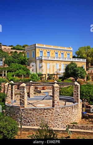 Bella terrazza di un palazzo a Chroussa (o 'Hroussa') village, Syros Island, Cicladi Mar Egeo, Grecia. Foto Stock