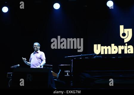 Perugia, Italia. 14 Luglio, 2015. Musicista Herbie Hancock esegue in scena a Perugia, Italia, Luglio 14, 2015. Musicisti Chick Corea e Herbie Hancock eseguito insieme sul palco durante l'Umbria jazz a Perugia. La festa dura dal 10 luglio al 19. © Jin Yu/Xinhua/Alamy Live News Foto Stock