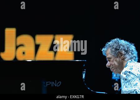 Perugia, Italia. 14 Luglio, 2015. Musicista Chick Corea esegue in scena a Perugia, Italia, Luglio 14, 2015. Musicisti Chick Corea e Herbie Hancock eseguito insieme sul palco durante l'Umbria jazz a Perugia. La festa dura dal 10 luglio al 19. © Jin Yu/Xinhua/Alamy Live News Foto Stock