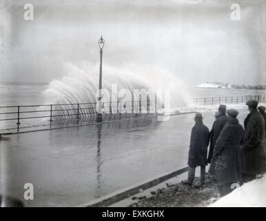 Antique c1920 fotografia, costiere di grandi onde che si infrangono sulla passerella di calcestruzzo. Posizione sconosciuta, probabilmente la Nuova Inghilterra; forse North Shore, Massachusetts. Foto Stock