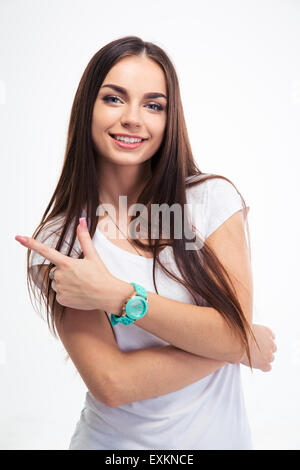 Ritratto di un sorridente ragazza in piedi isolato su uno sfondo bianco e guardando la fotocamera Foto Stock