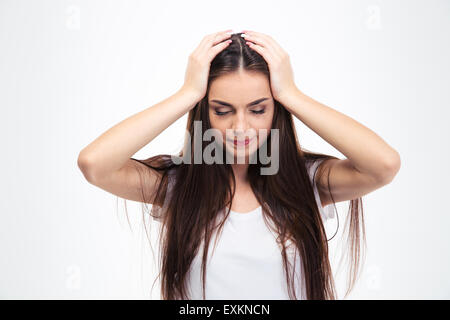 Ritratto di una giovane donna con mal di testa isolata su uno sfondo bianco Foto Stock