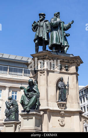 Statua di Johannes Gutenberg, l'inventore della stampa di libri a Francoforte. Luglio 10, 2015 a Francoforte sul Meno, Germania Foto Stock