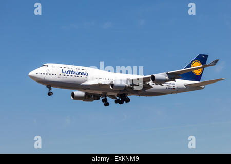 Boeing 747-400 aereo della compagnia aerea tedesca Lufthansa che ha sede a Francoforte. Luglio 10, 2015 a Francoforte sul Meno, Germania Foto Stock