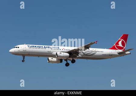 Airbus A321 della Turkish Airlines in atterraggio all'aeroporto internazionale di Francoforte. Luglio 10, 2015 a Francoforte sul Meno Foto Stock