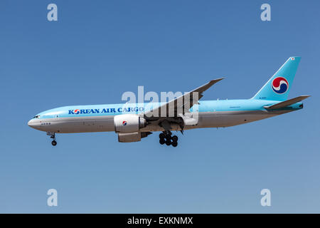 Boeing 777F cargo aereo della Korean Air compagnia aerea lo sbarco presso l'Aeroporto Internazionale di Francoforte. Luglio 10, 2015 a Francoforte Foto Stock