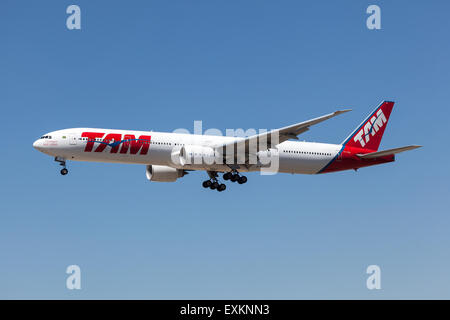 Boeing 777-300ER aereo del brasiliano compagnia aerea TAM atterraggio all'aeroporto di Francoforte. Luglio 10, 2015 a Francoforte sul Meno, Germania Foto Stock