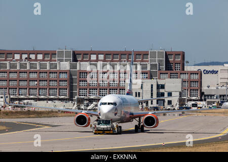 Boeing 737-800 aerei della compagnia aerea SunExpress all'aeroporto internazionale di Francoforte. Luglio 10, 2015 a Francoforte sul Meno, Ge Foto Stock